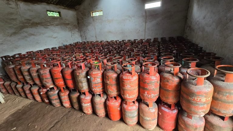 खाद्य विभाग की बड़ी कार्रवाई : 471 घरेलू एवं व्यावसायिक गैस सिलेण्डर जप्त,