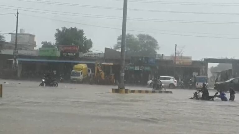 रायपुर में झमाझम बारिश से कई इलाकों में जलभराव, सड़कों पर पानी भरने से यातायात प्रभावित, माना में भी बिगड़े हालात