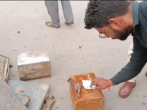 कबाड़ी के पास मिले 5 जिंदा कारतूस और पिस्टल:कोरबा में कबाड़ की गाड़ी से बरामद हुए हथियार, आर्म्स एक्ट में केस